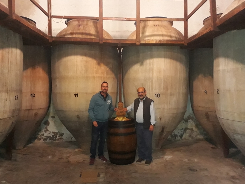 Gary with the owner of Bodega del las Estrellas and his huge clay amphorae