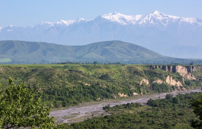The fantastic views of the Caucasus across Savalan´s vineyards